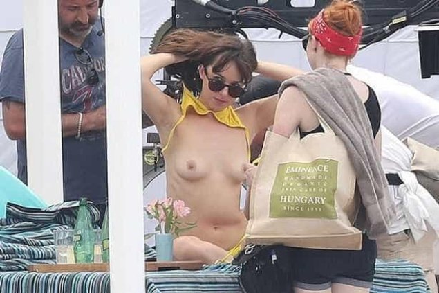 Грудь дакоты джонсон