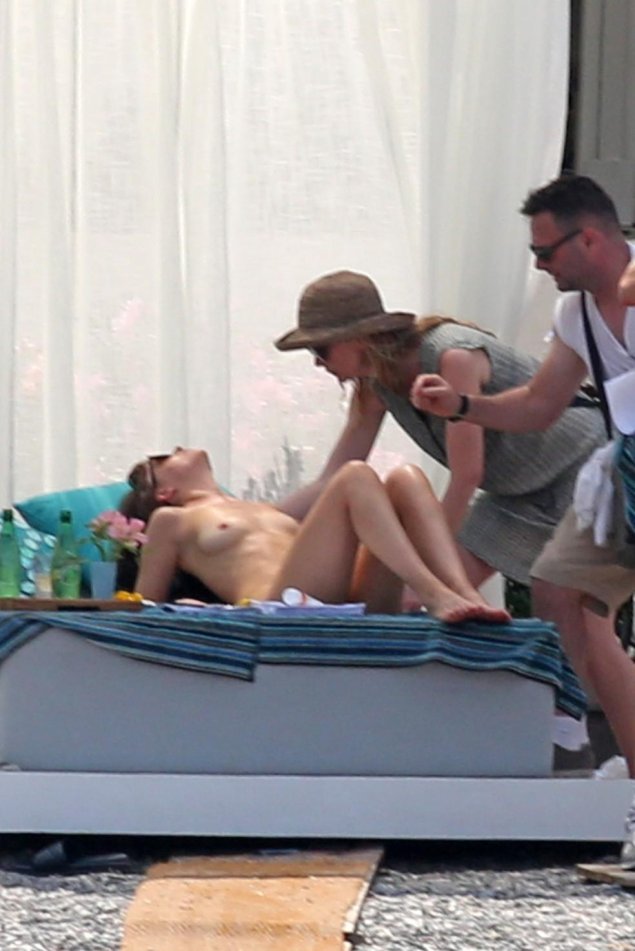 Дакота джонсон топлесс