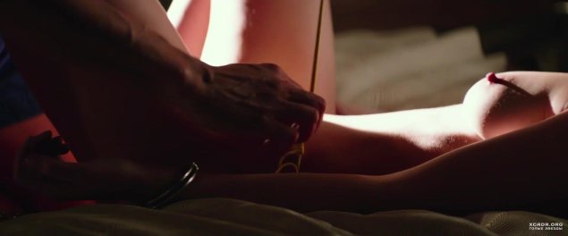 Красная комната оттенков серого