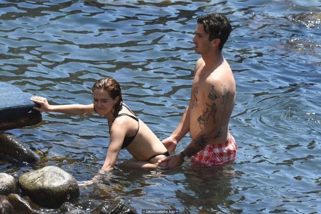 Зои дойч в купальнике