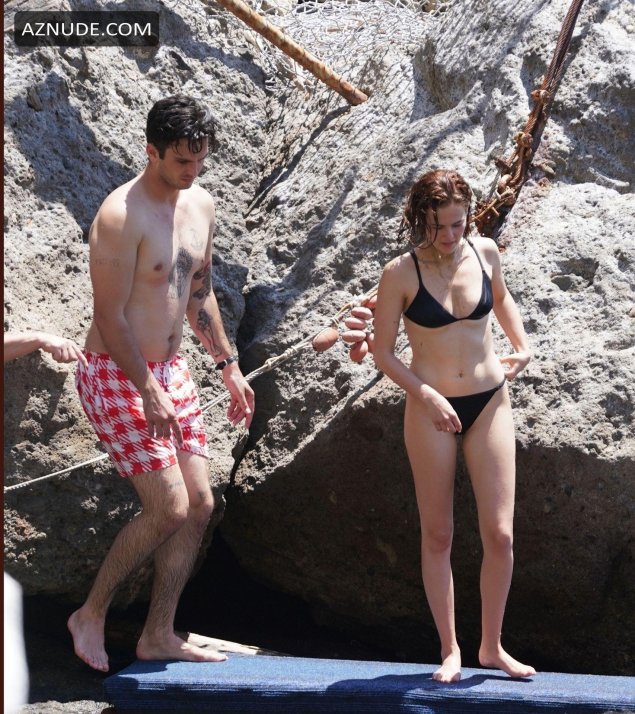 Зои дойч в купальнике