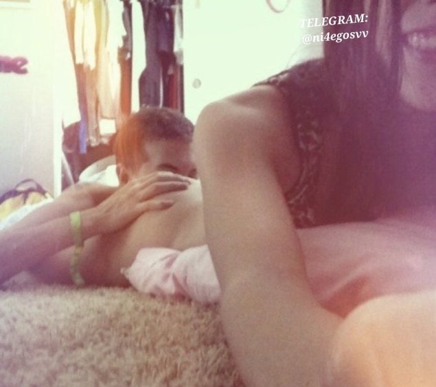 Парень делает куни селфи