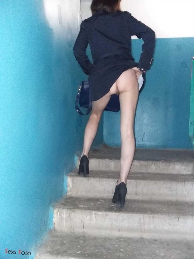 Девушка без трусиков в подъезде частное