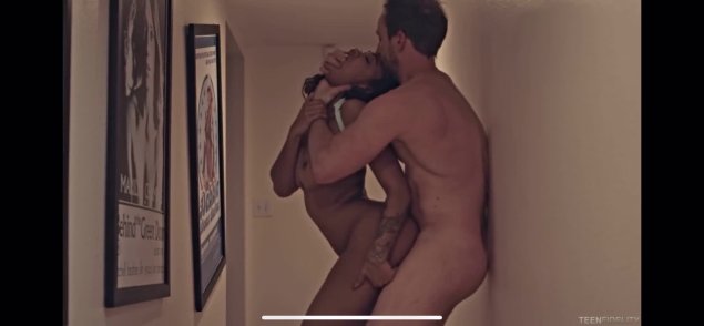 Трах с девушкой стоя спереди