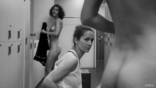 Голые девчонки в раздевалке