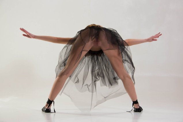 Девушки танцуют без трусов