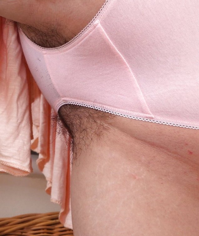 Видно волосы через трусы