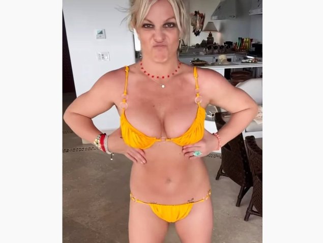 Певица Бритни Спирс снялась в леопардовом бикини