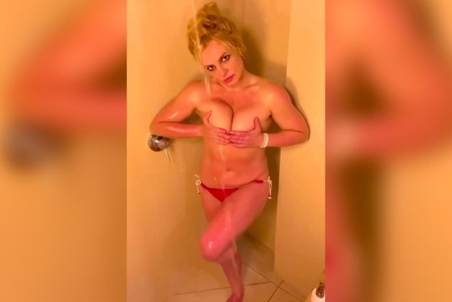 Бритни Спирс голая в ванной