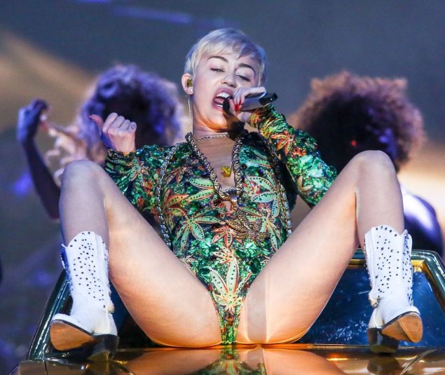 Майли Сайрус на сцене