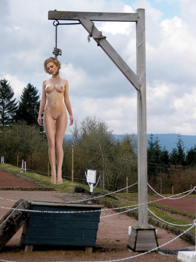 Девушка повесилась нагишом