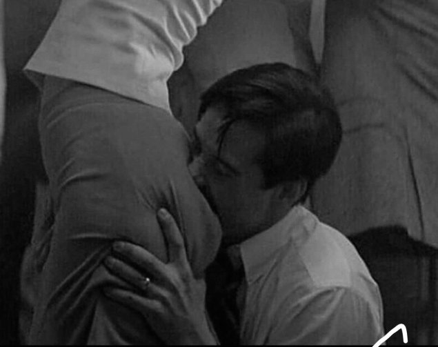 Адвокат дьявола Киану Ривз кусает попу