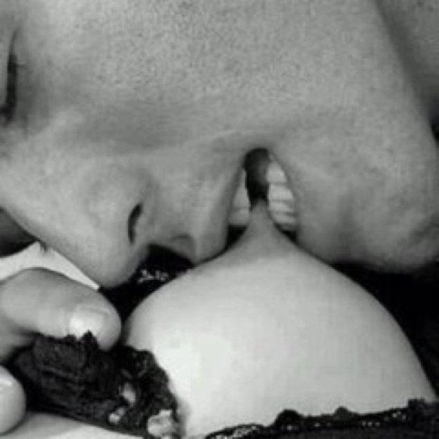 Прикусывает соски