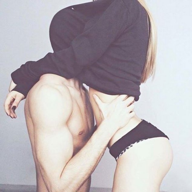 Парень трогает попку девушки