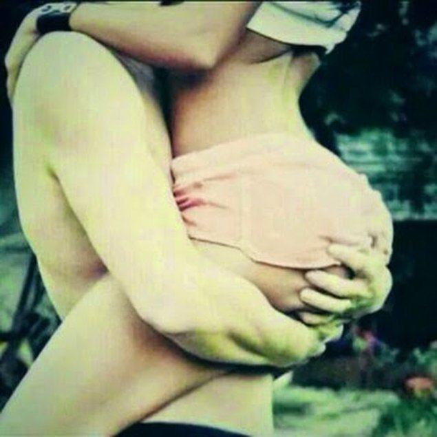 Мужская рука на женской попе