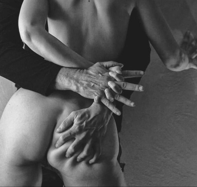 Мужчина лапает голую женщину