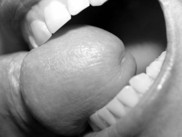 Девушка кусает парня за член