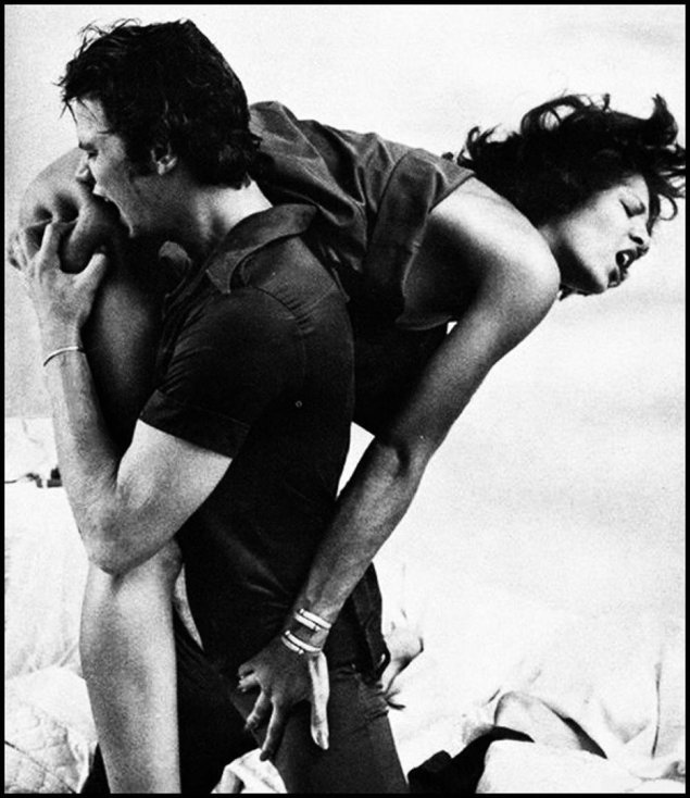 Грубый страстный поцелуй