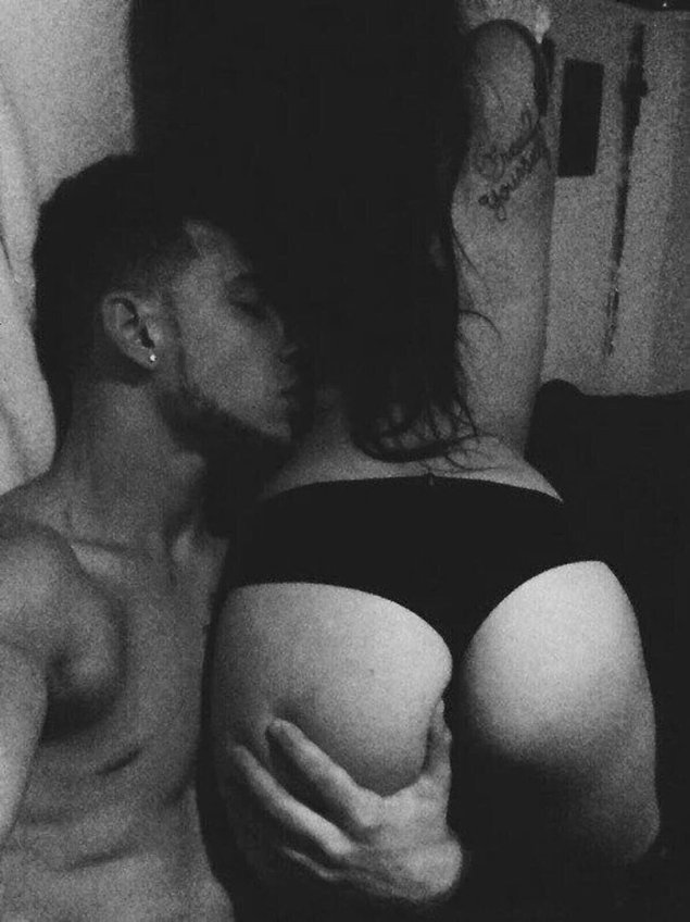 Парень целует девушку в попку