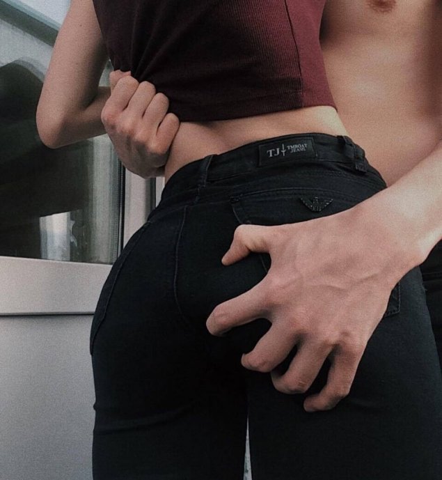 Сжал ягодицы девочки