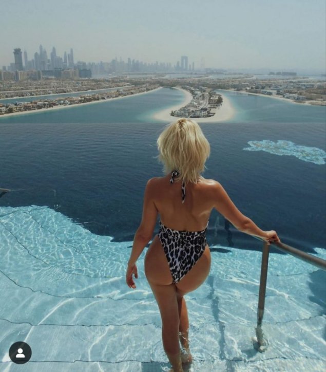 Клава кока в купальнике