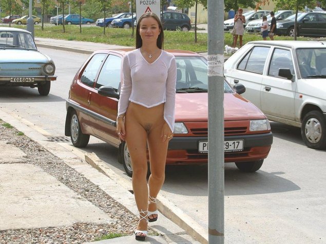 Девушки без трусиков на улице