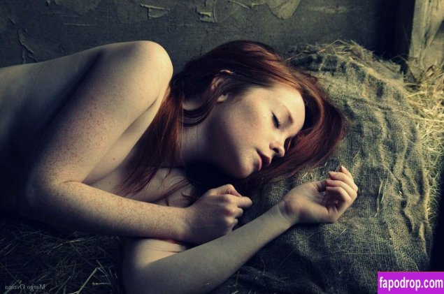 Рыжая девушка