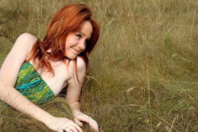 Девушка с рыжими волосами