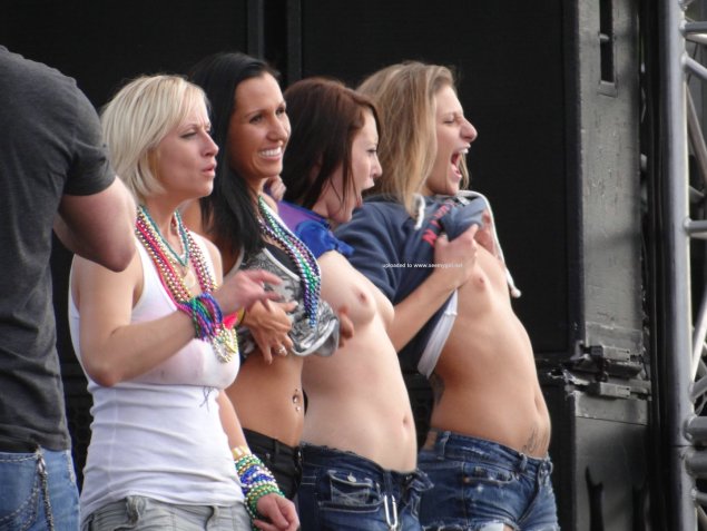 Девушки показывают грудь на фестивале