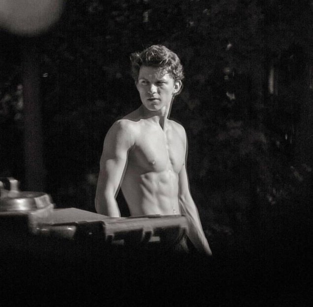 Том холланд торс