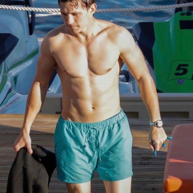 Том холланд торс