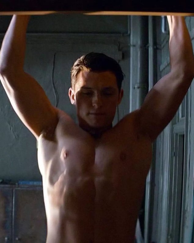 Том холланд голый