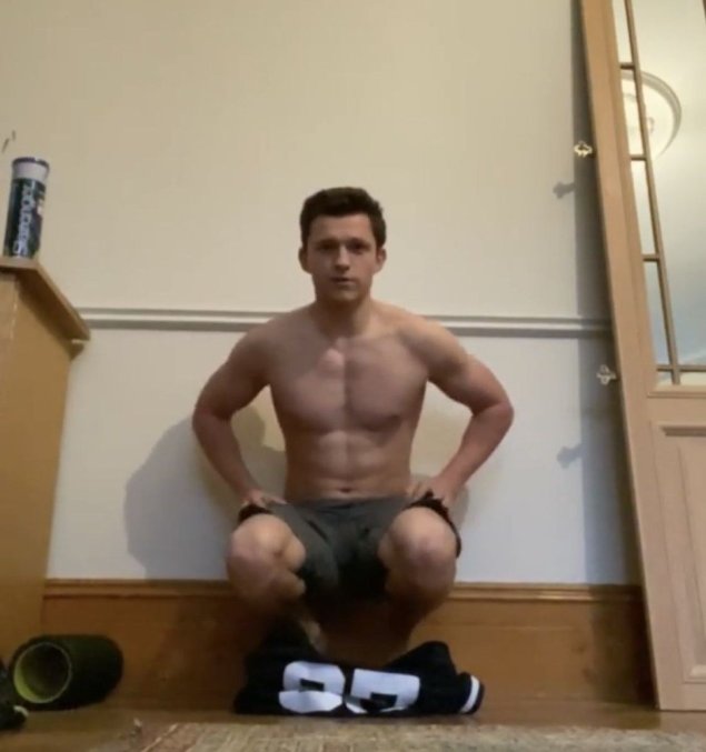 Том Холланд в трусах