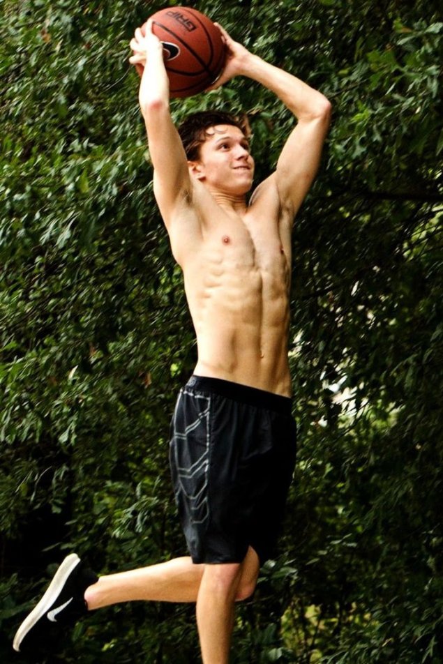 Том холланд торс