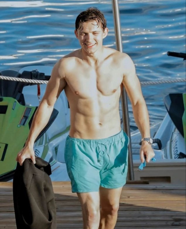 Том Холланд торс