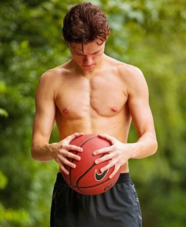 Том Холланд пресс