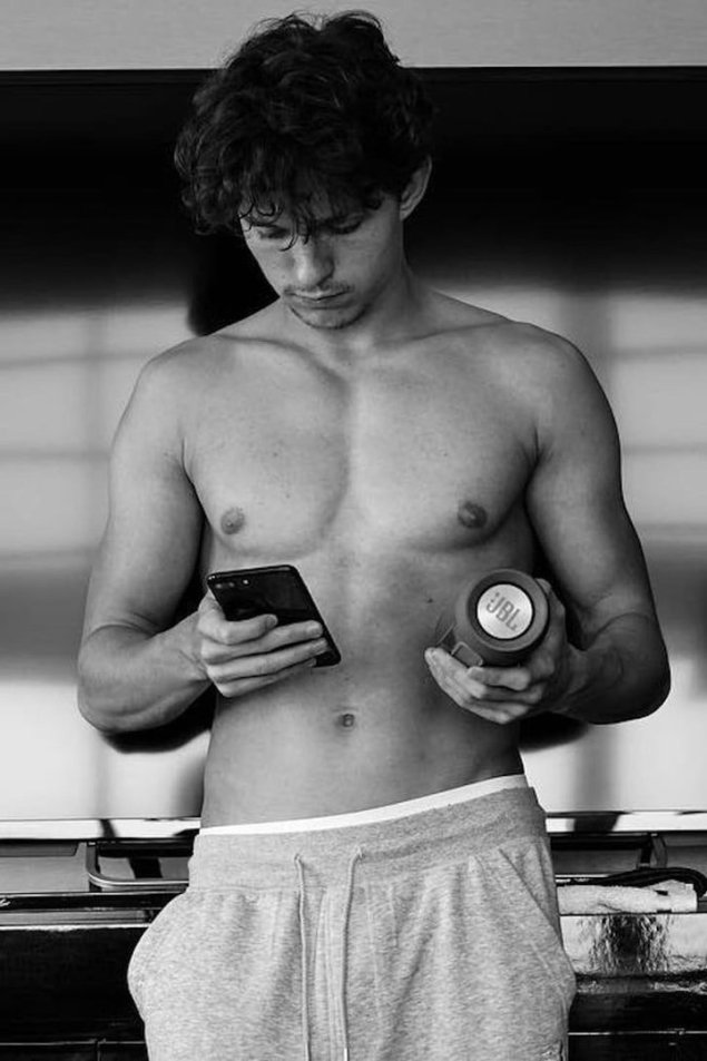 Том холланд торс