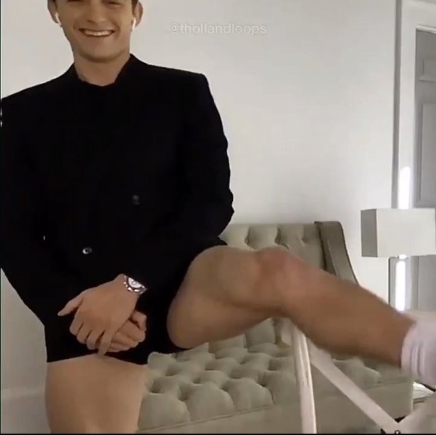 Том Холланд в трусах