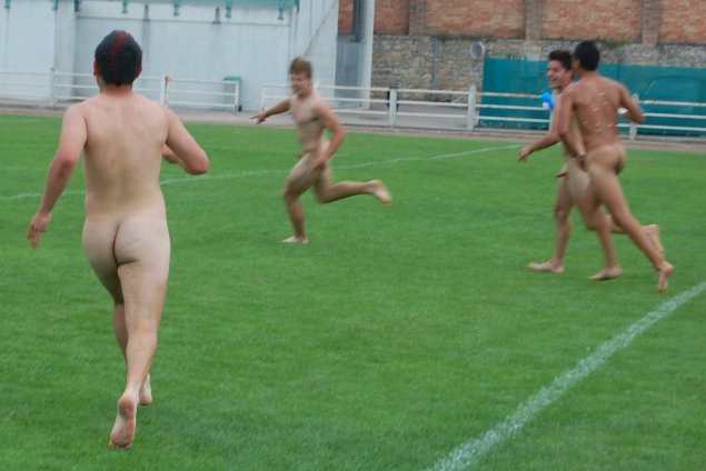 Голые регбисты в раздевалке