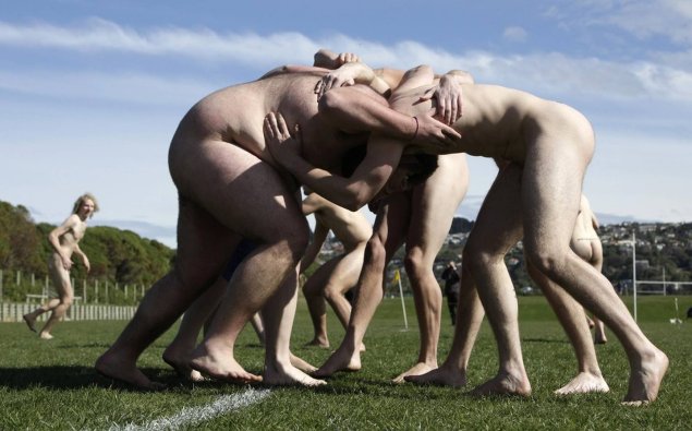 Голые регбисты в раздевалке