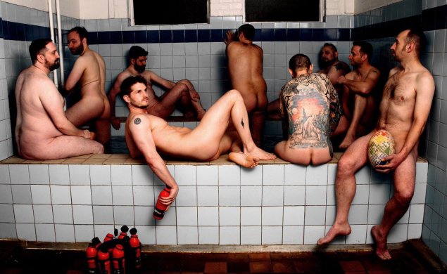 Голые регбисты в раздевалке