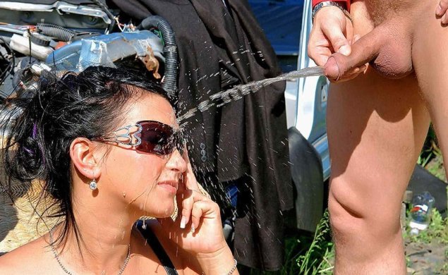 Голые на пляже золотой дождь