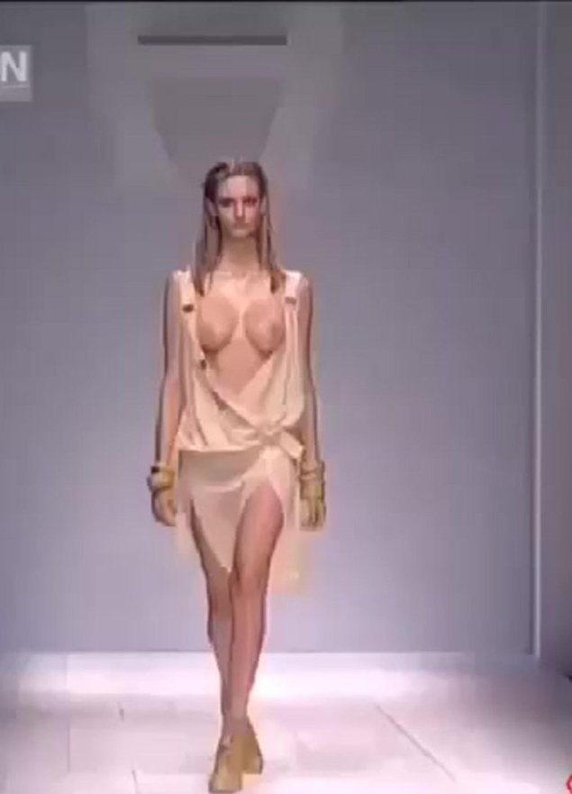 Эротический показ моделей