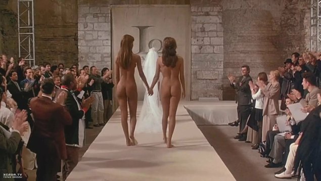 Голые женщины на подиуме