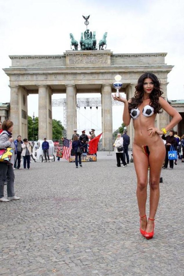 Микаэла шефер обнажилась на главной площади берлина