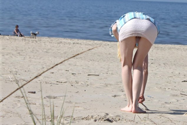 Без трусиков под юбкой на пляже