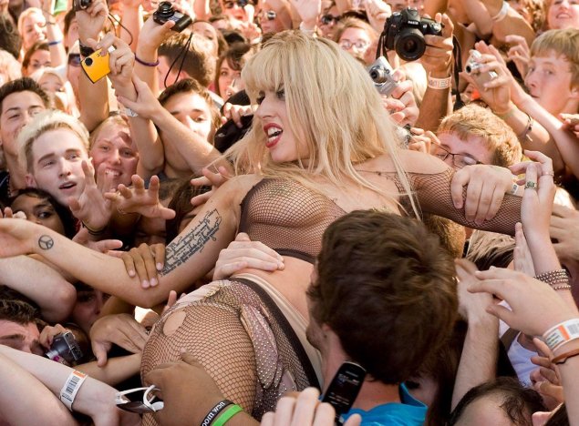 Знаменитости голые на концерте