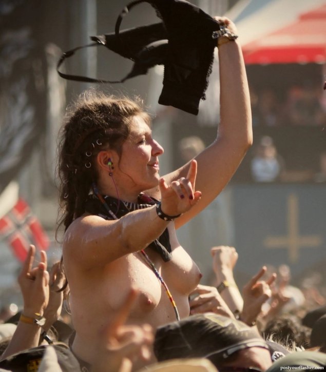 Голая на сцене