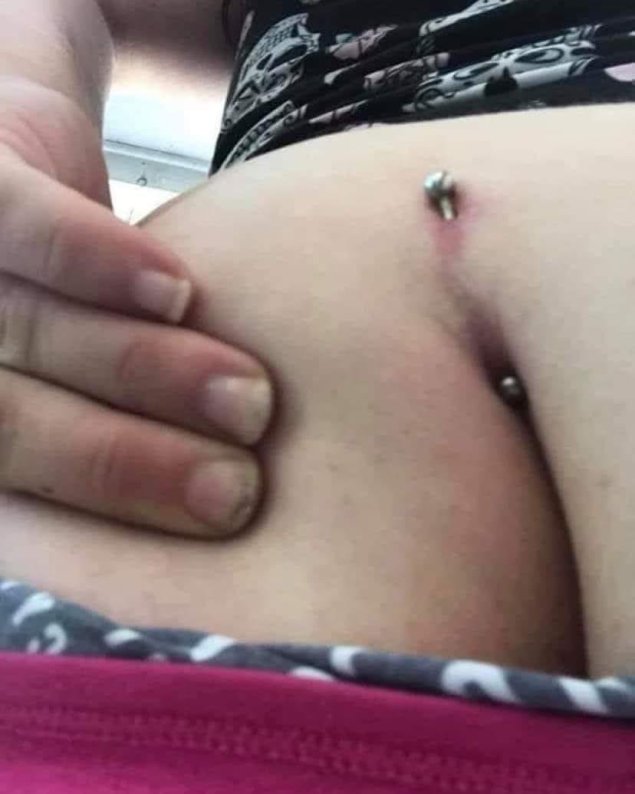 Крутой и красивый пирсинг на попке