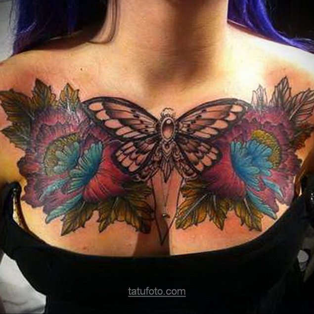 Тату бабочка на груди